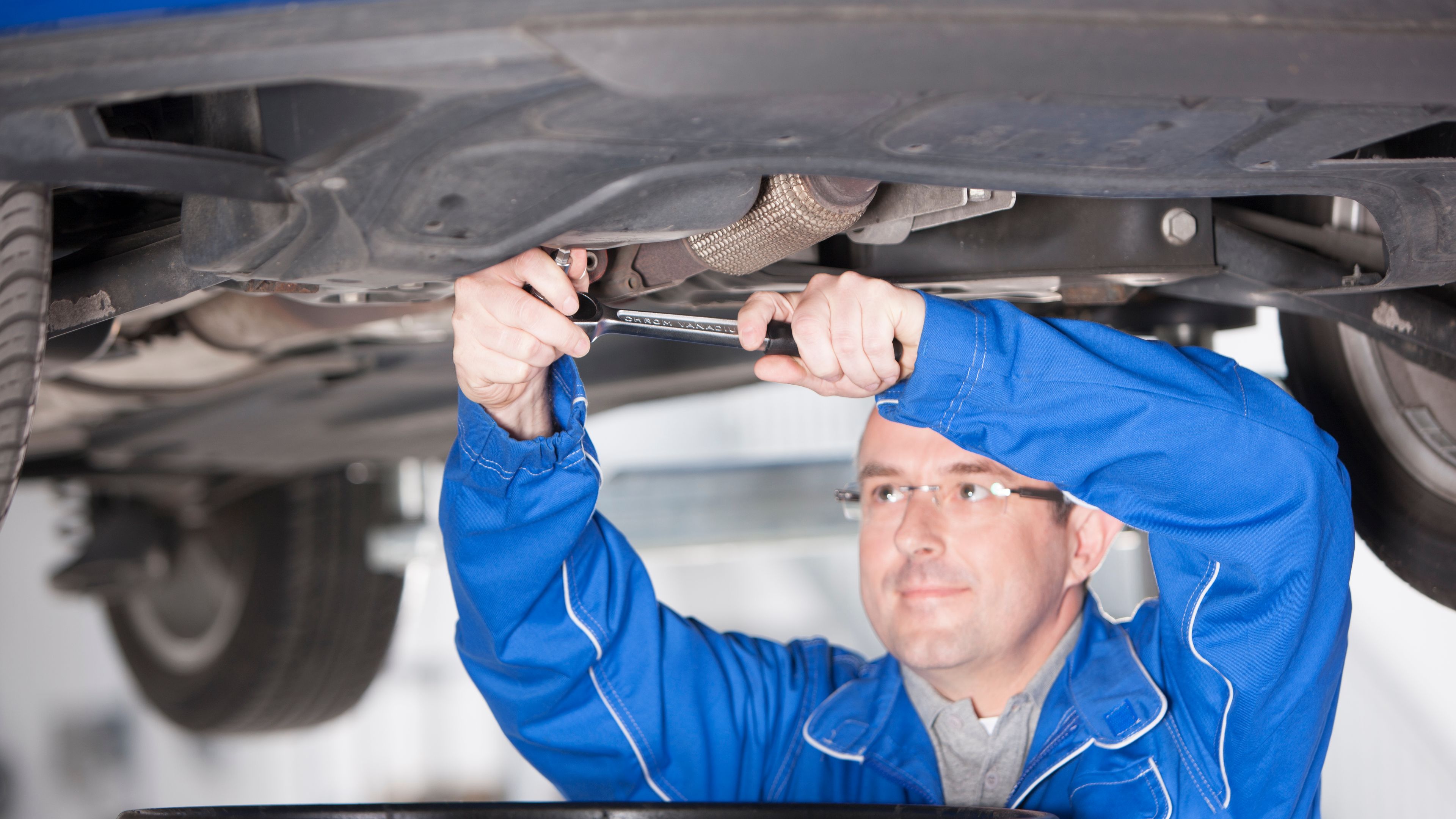 VW Motoröl nachfüllen Service-Techniker bei der Arbeit