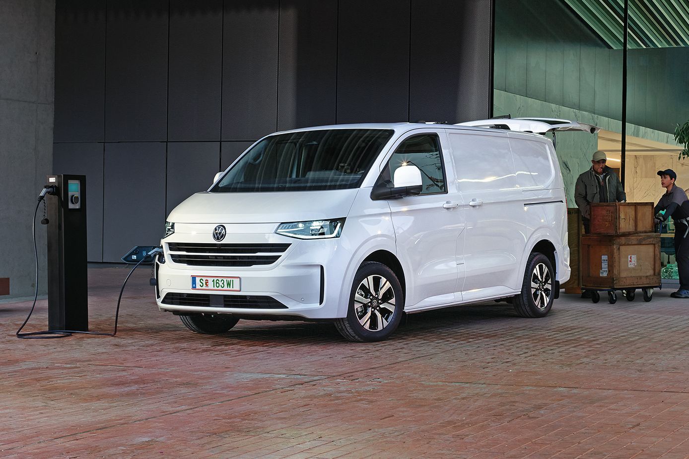 VW e-Transporter Kastenwagen wird geladen