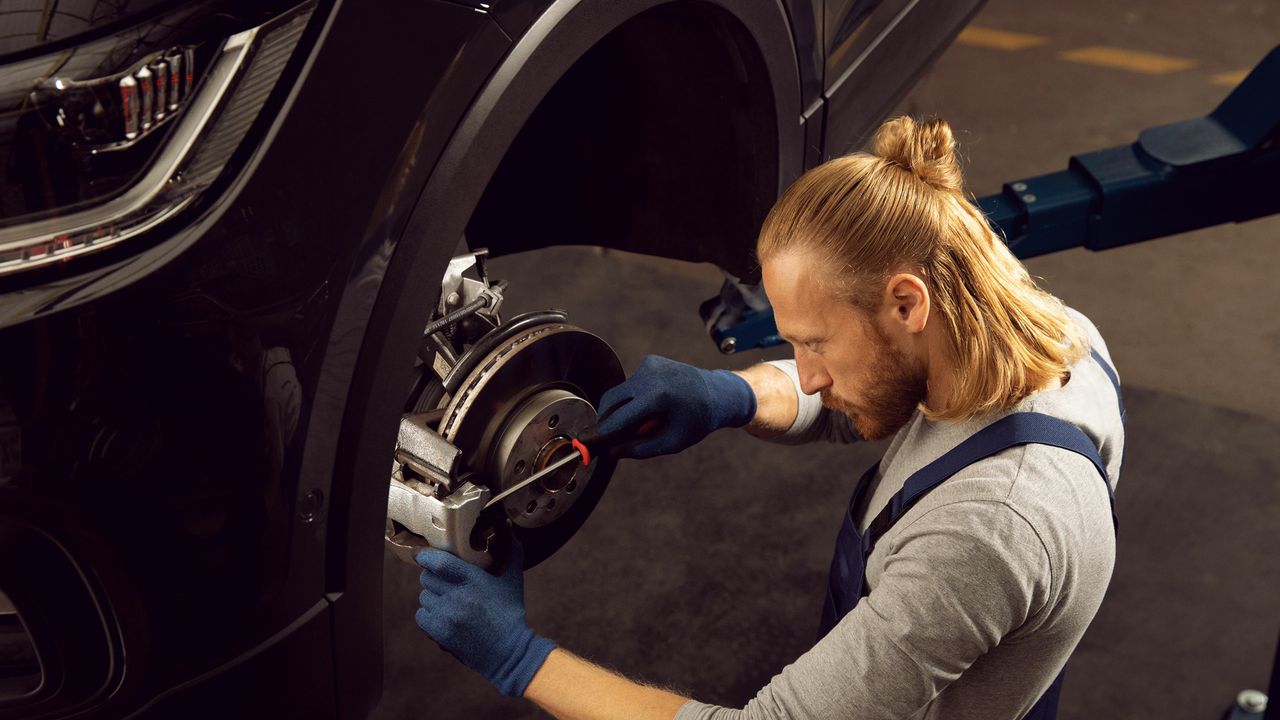 vw volkswagen touran blau mobilitaetsgarantie mann