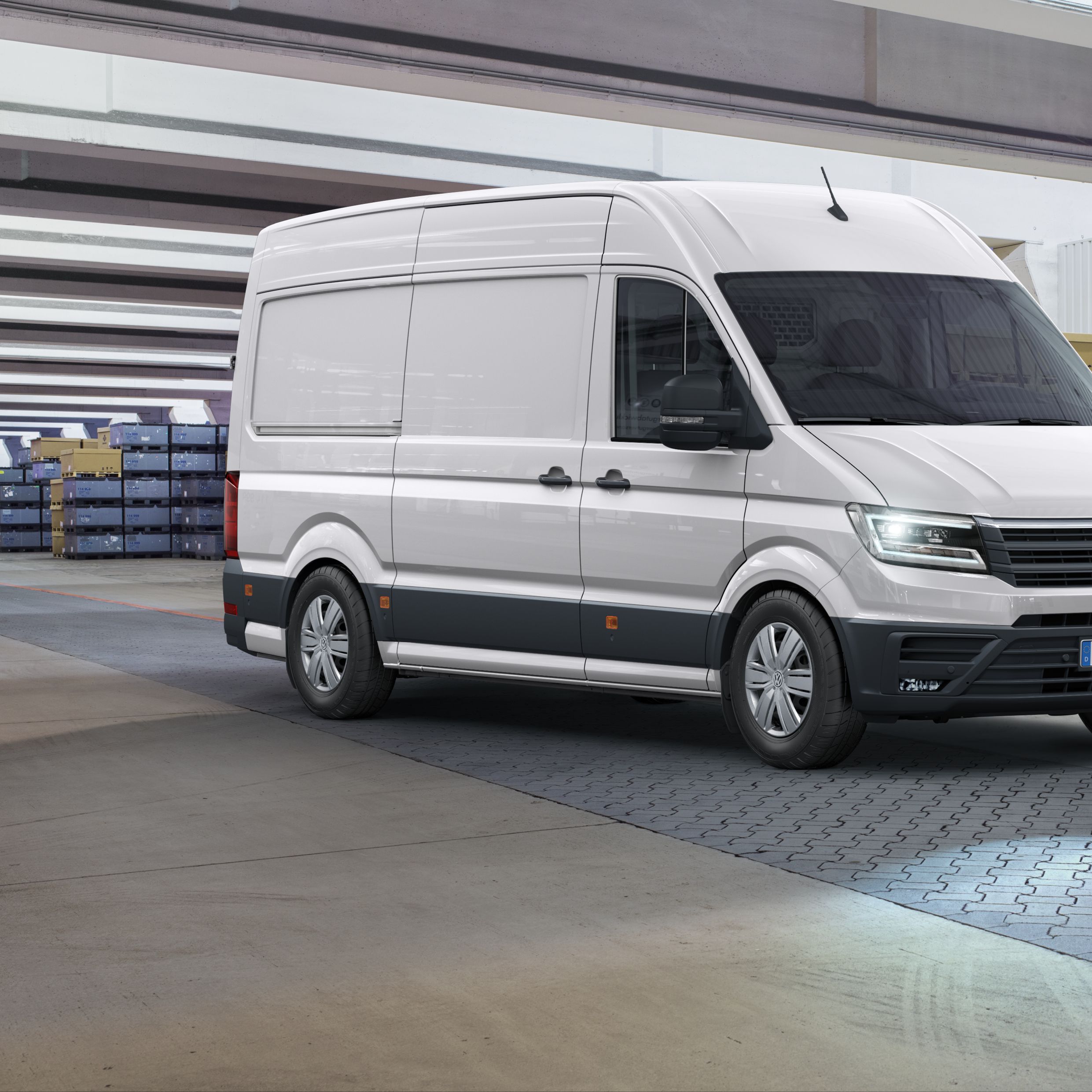 Crafter Kastenwagen fährt durch eine Allee.