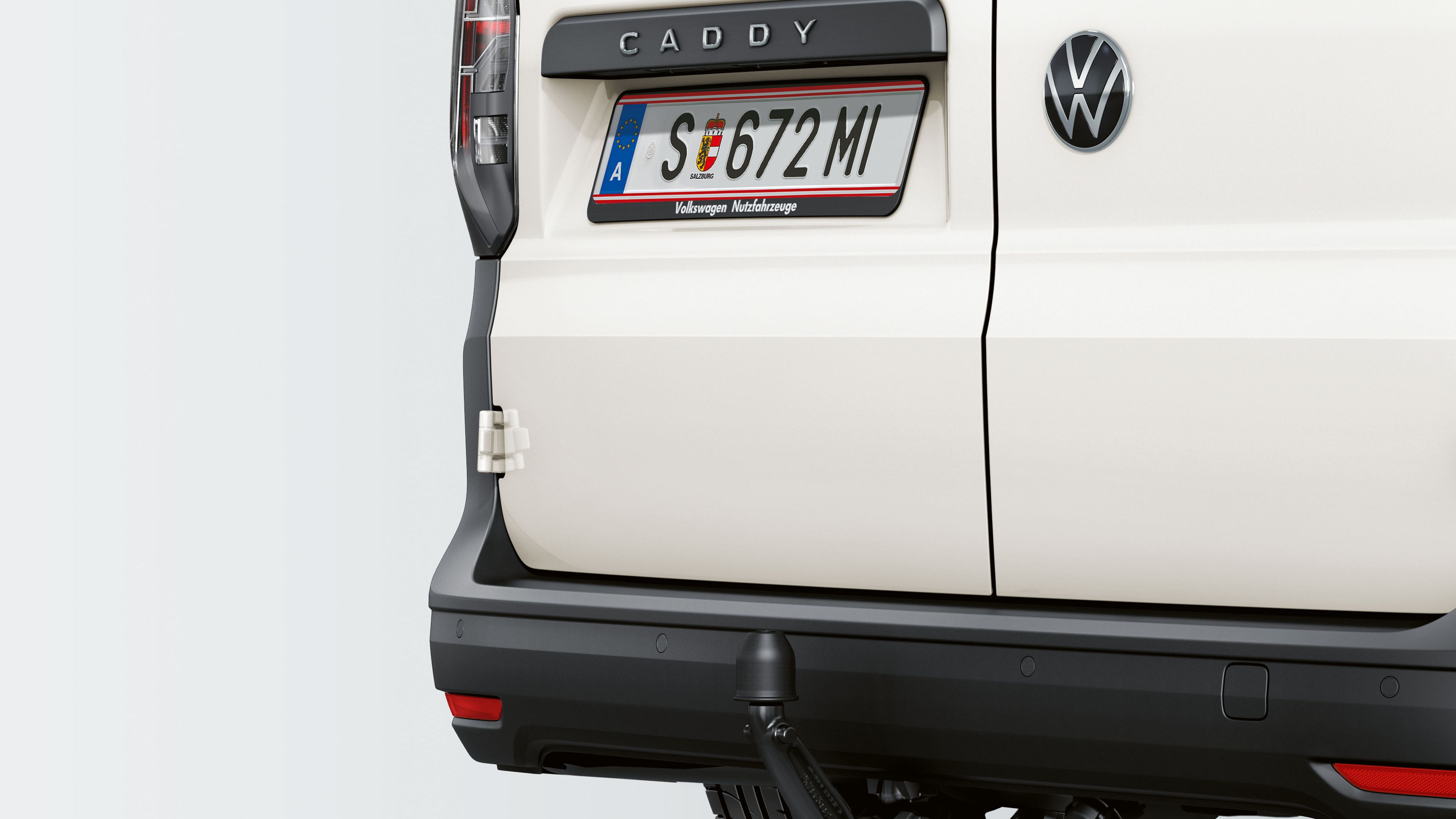 Die Anhängerkupplung eines weißen VW Caddy Cargo.