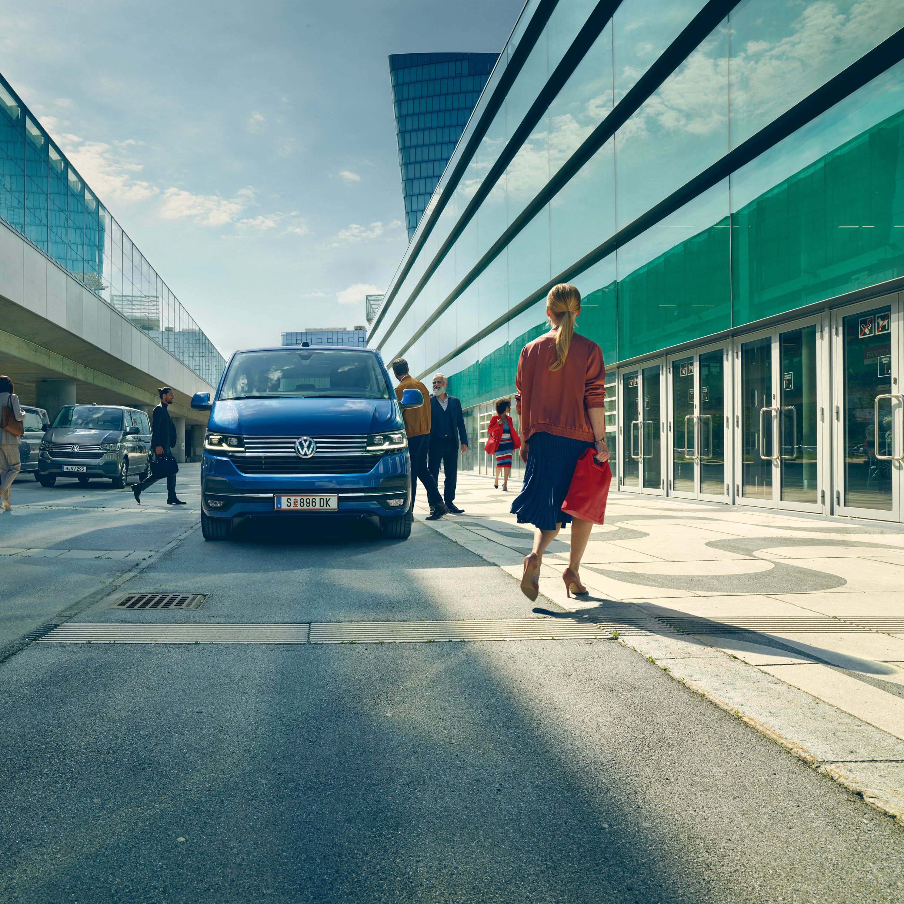 Blauer VW Caddy Caravellle von vorne 