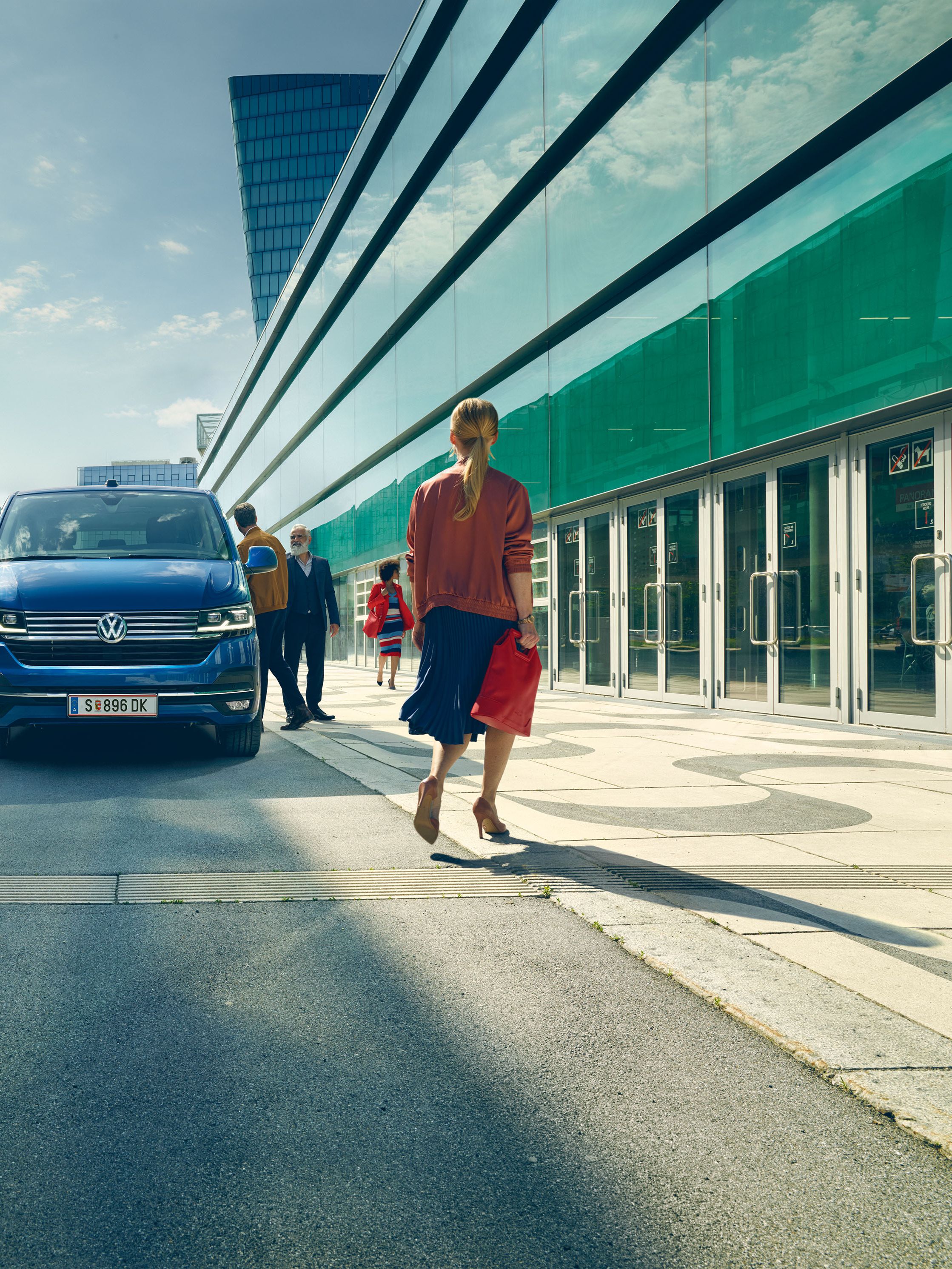 Blauer VW Caddy Caravellle von vorne 