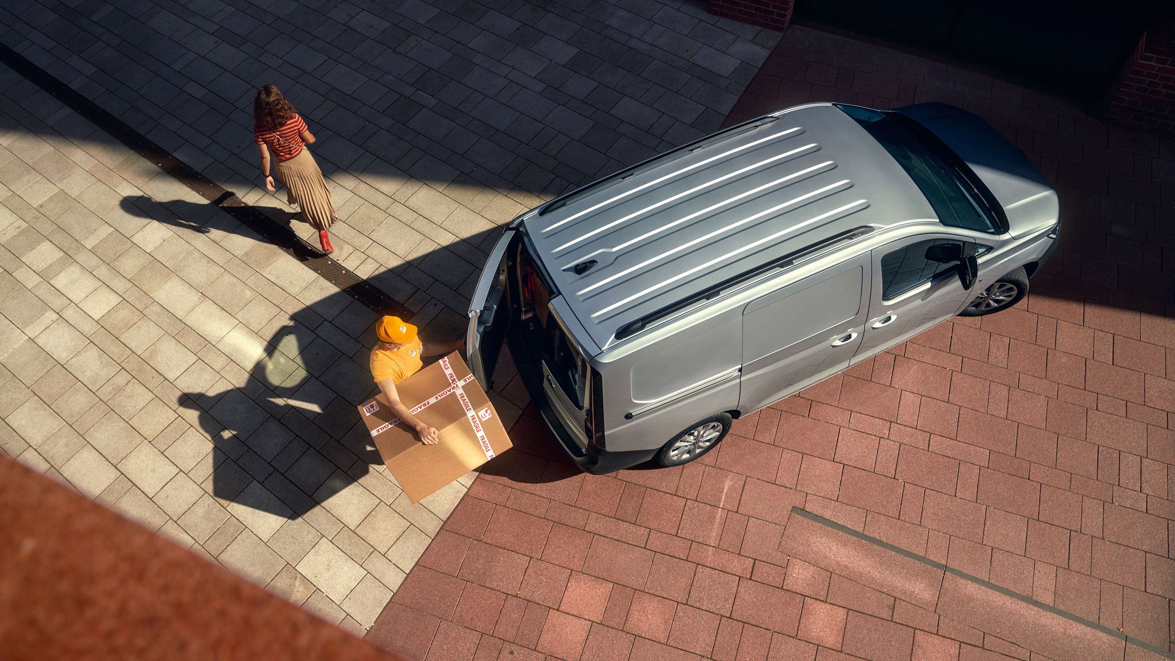 Ein Caddy Cargo Maxi steht in der Innenstadt und wird beladen.