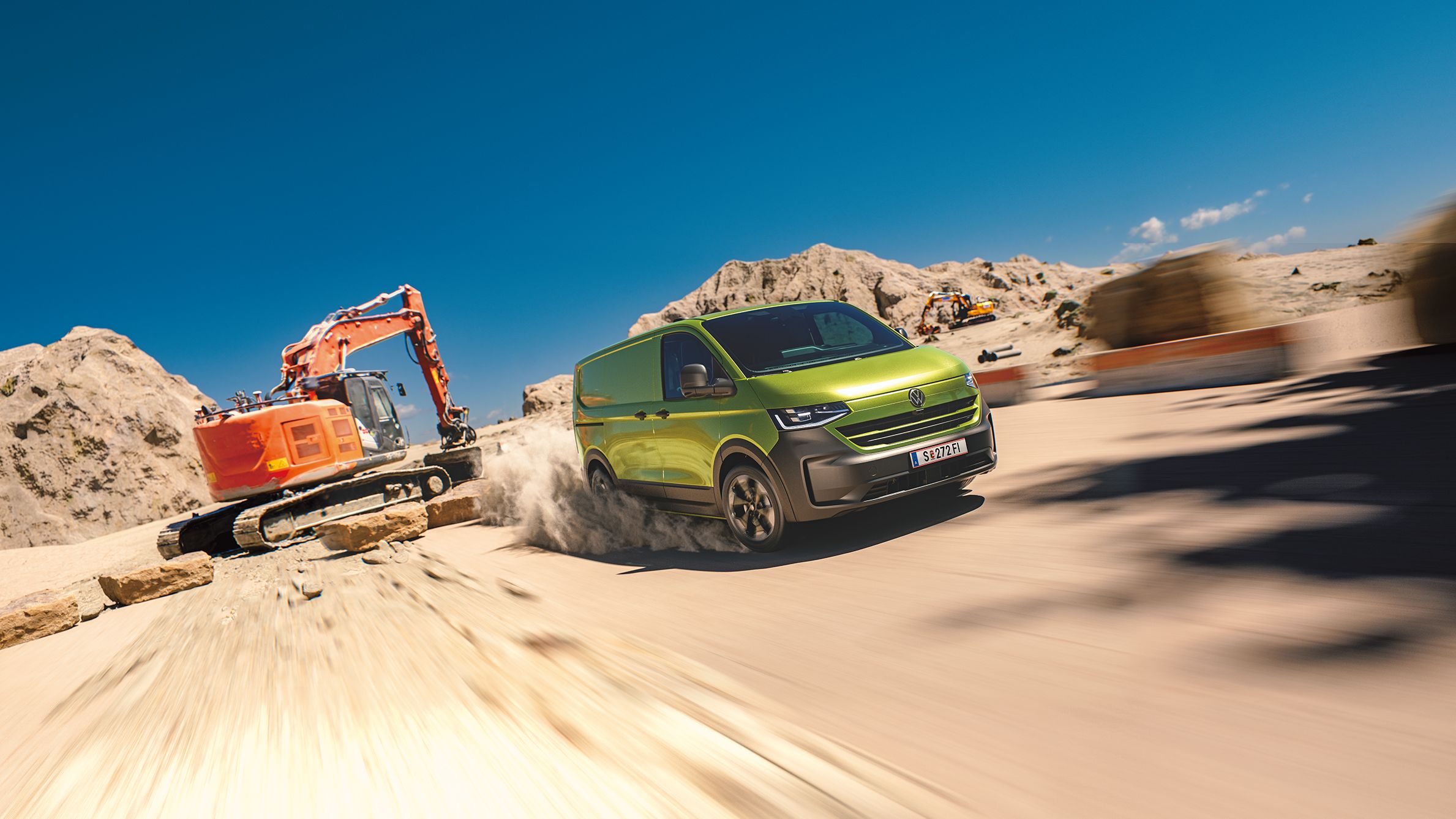 VW Transporter fährt durch den Sand