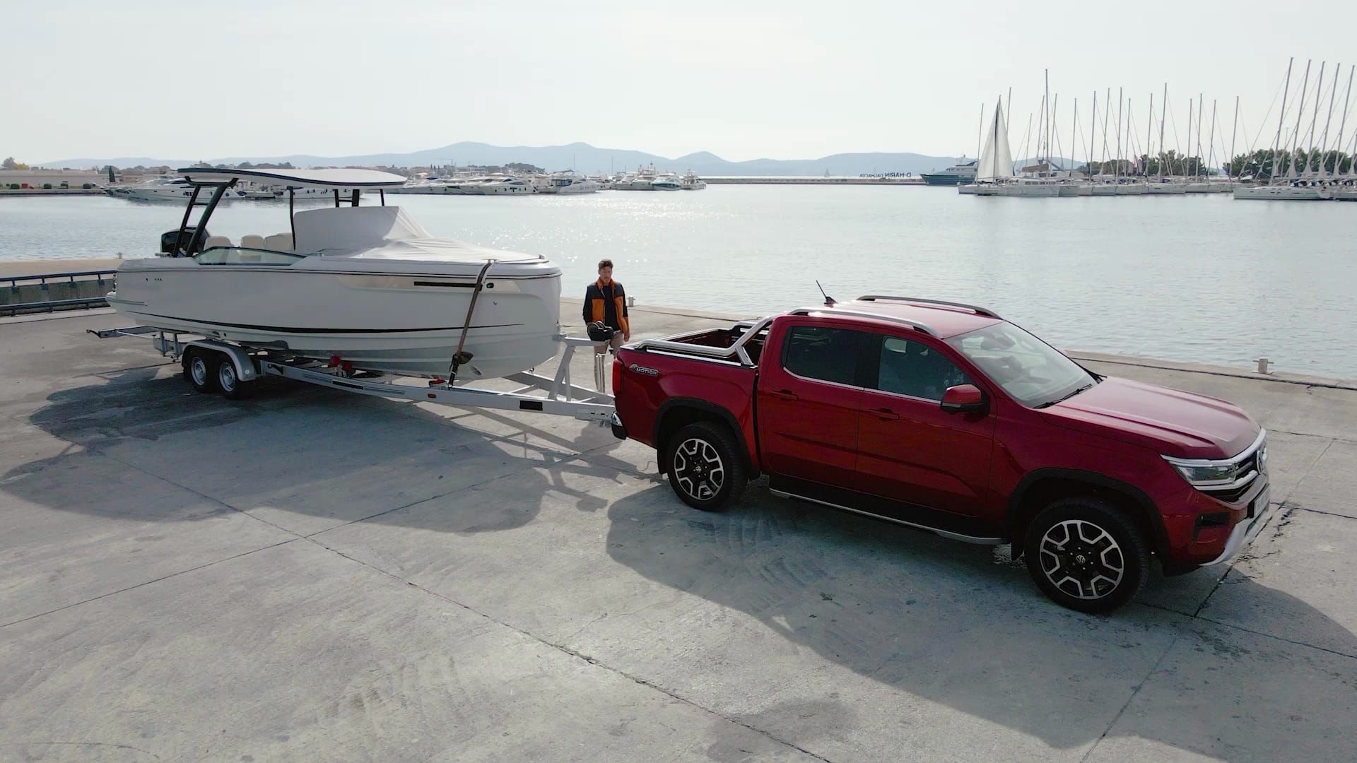 Ein Bootsanhänger wird an einem VW Amarok befestigt 