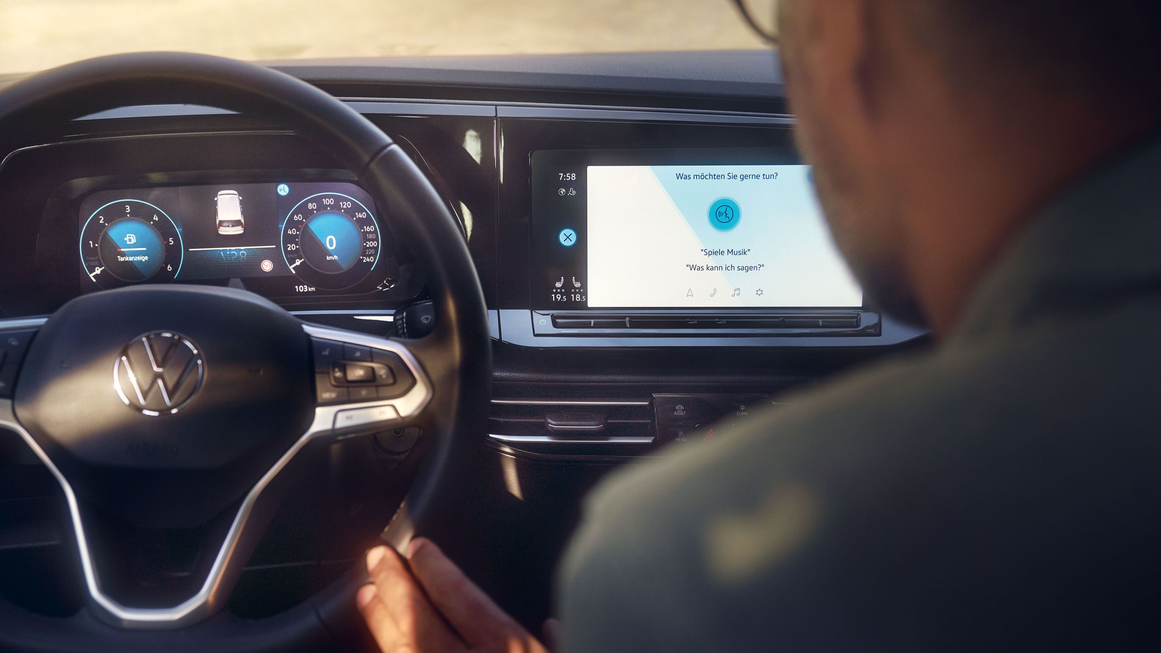 Ein Mann bedient in einem VW Caddy die Digitalanzegen.