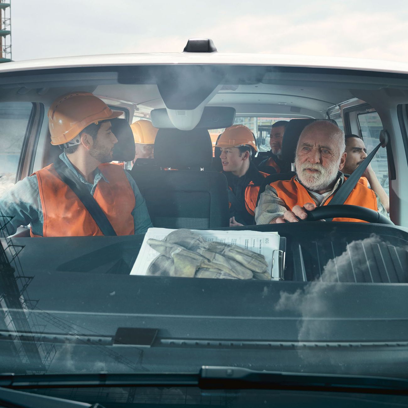 Crafter Kastenwagen fährt durch eine Allee.