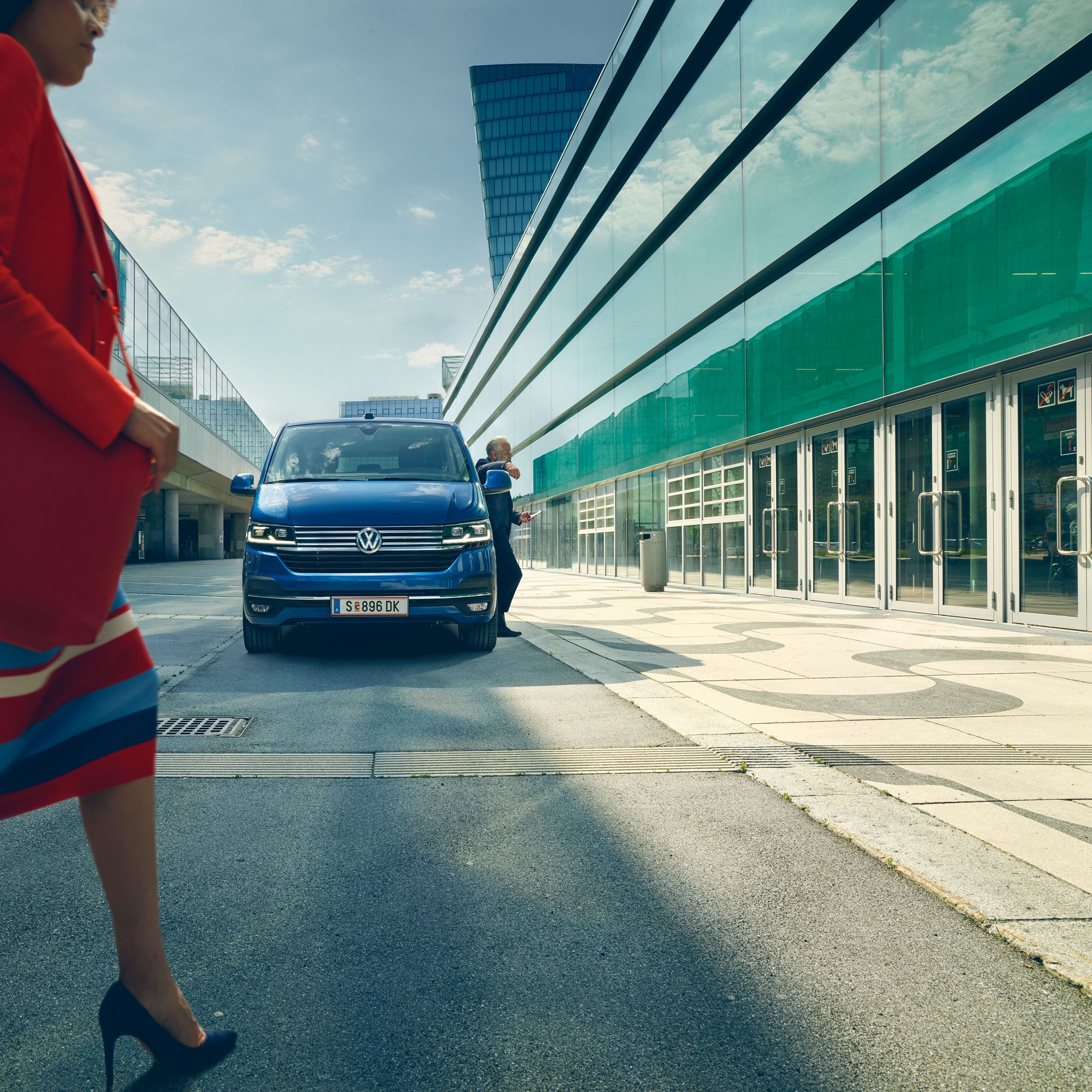 VW Caravelle 6.1 blau Frontansicht in Stadt 