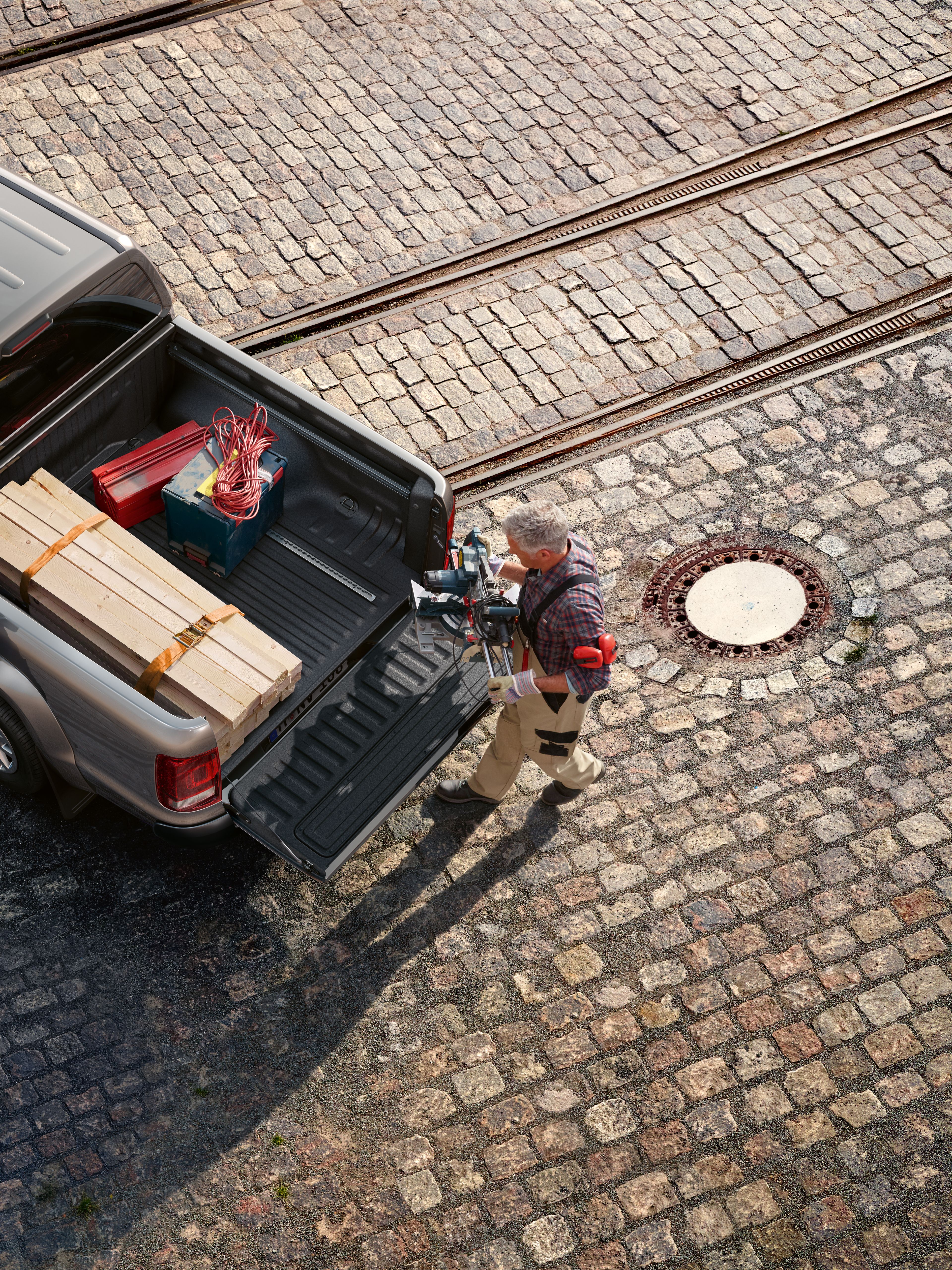 Crafter Kastenwagen steht auf einer Baustelle.