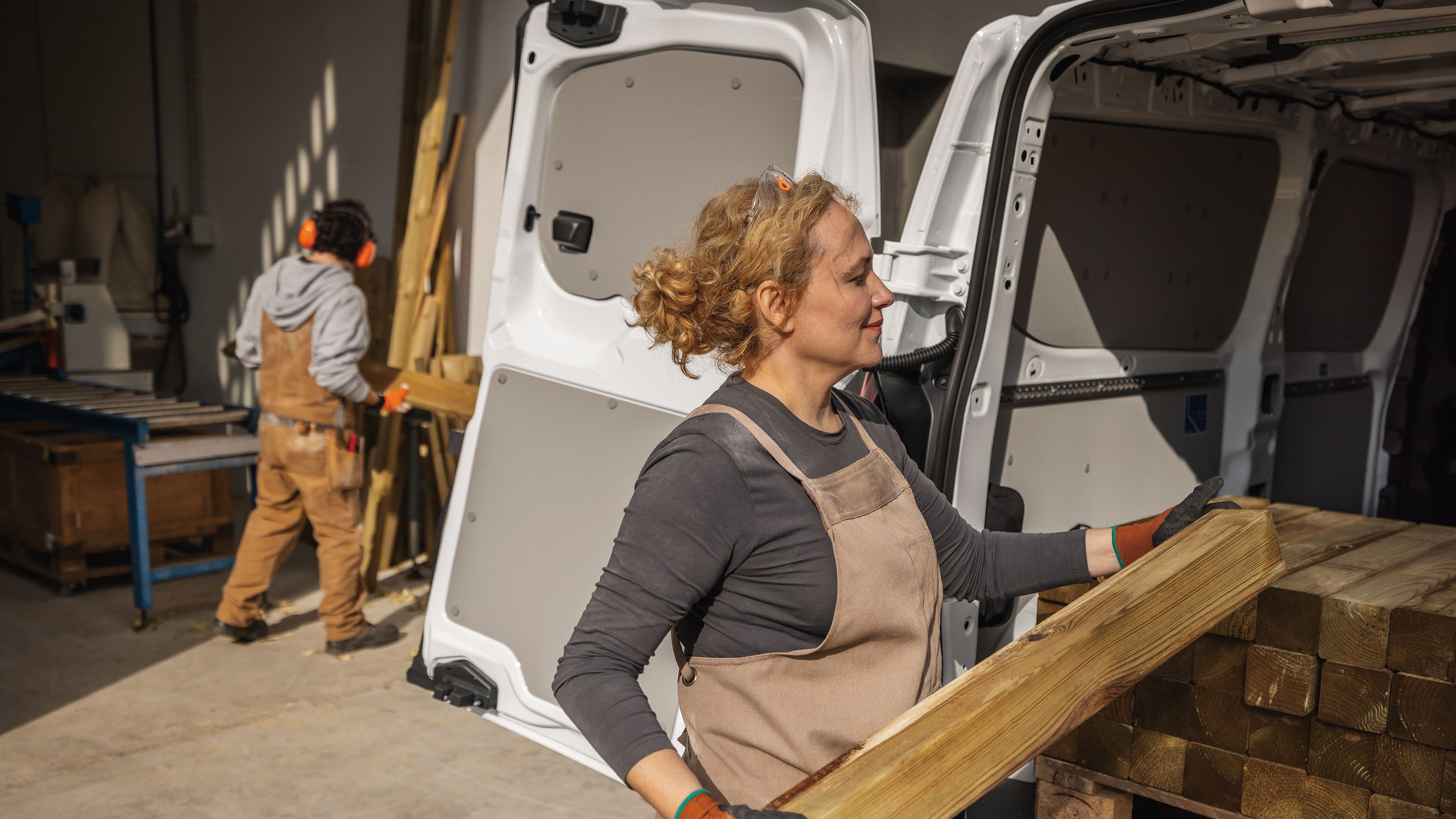 VW Transporter wird mit Holz beladen