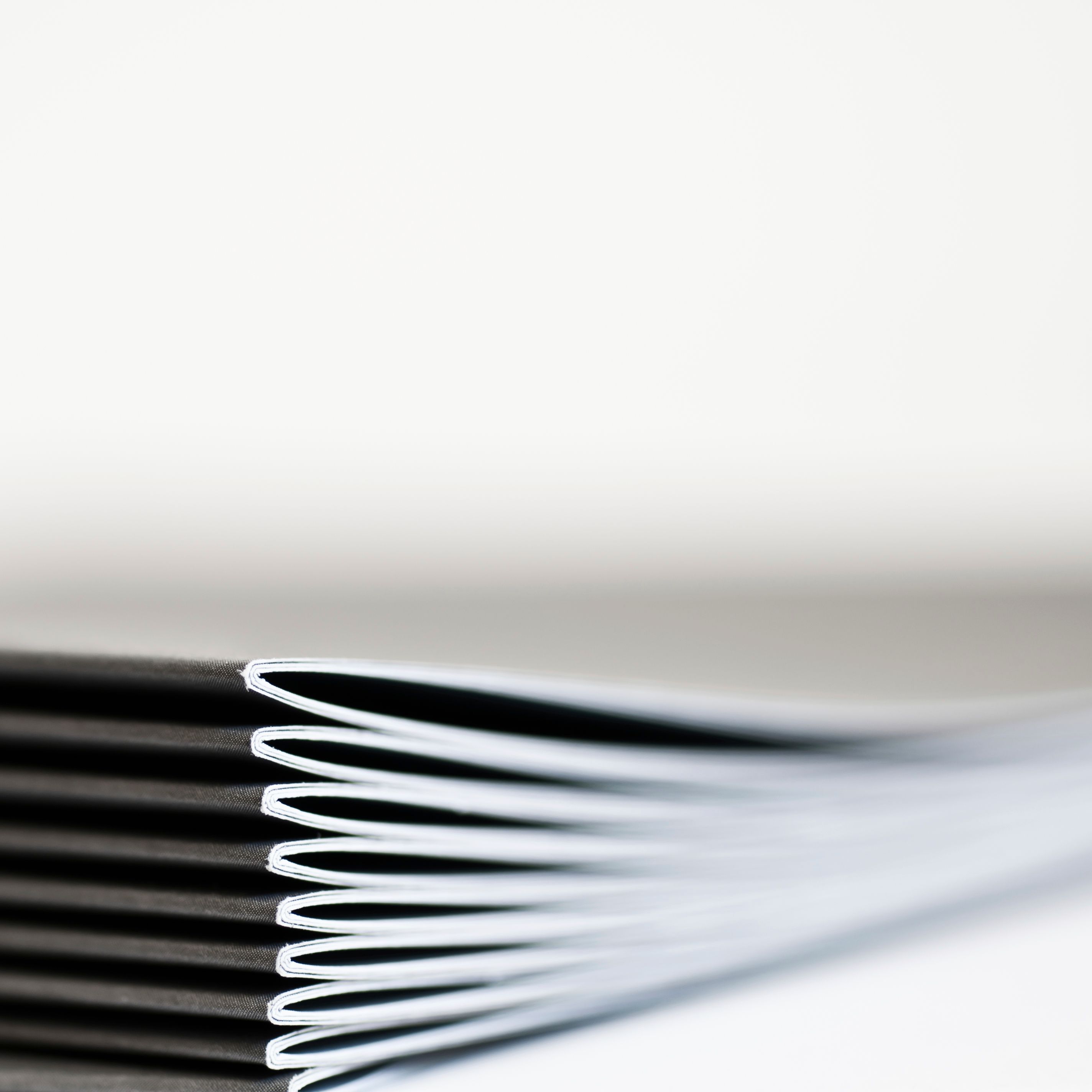 Stapel mit Informationsmaterial 