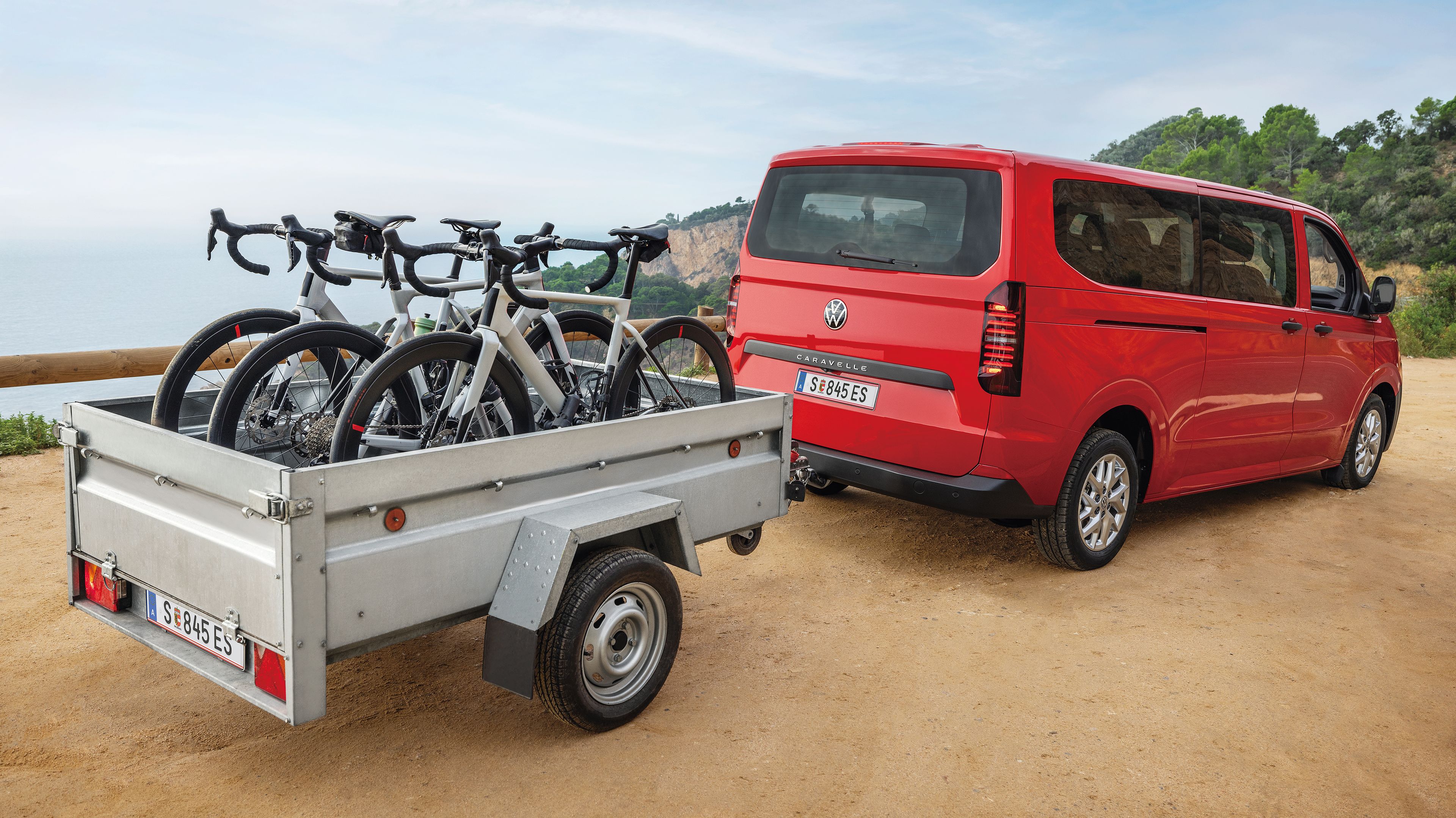 Caravelle in Rot mit Anhänger